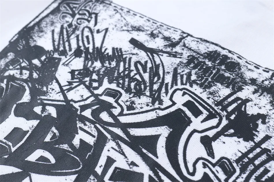 T-shirt à manches courtes Graffiti pour homme. Top stylé et urbain. Confortable et respirant, ce t-shirt est parfait pour un look décontracté et branché au quotidien.