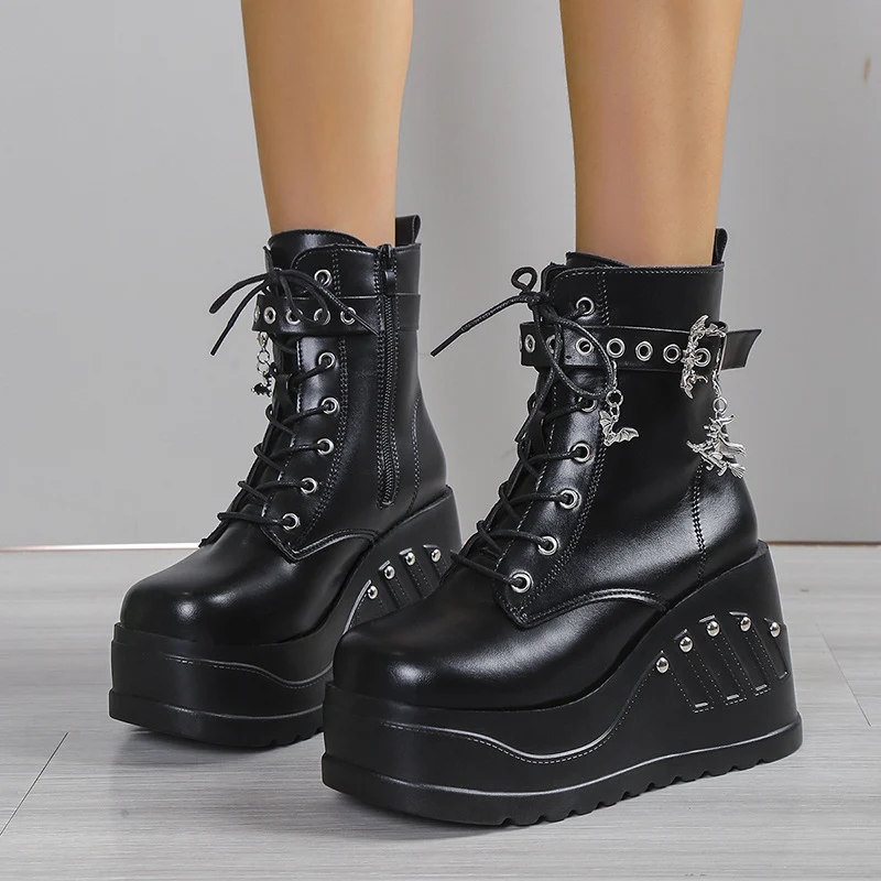 Title 5, Bottines courtes gothiques sombres à clous et c...