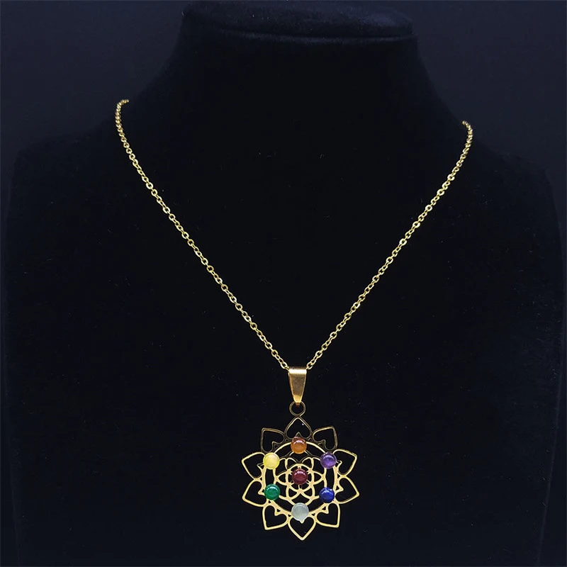 Colar de corrente para clavícula com girassol minimalista vazado e cravejado de diamantes. Elegância discreta e atemporal.