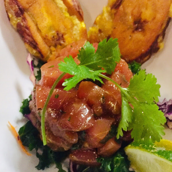 Poke bowl with tostones