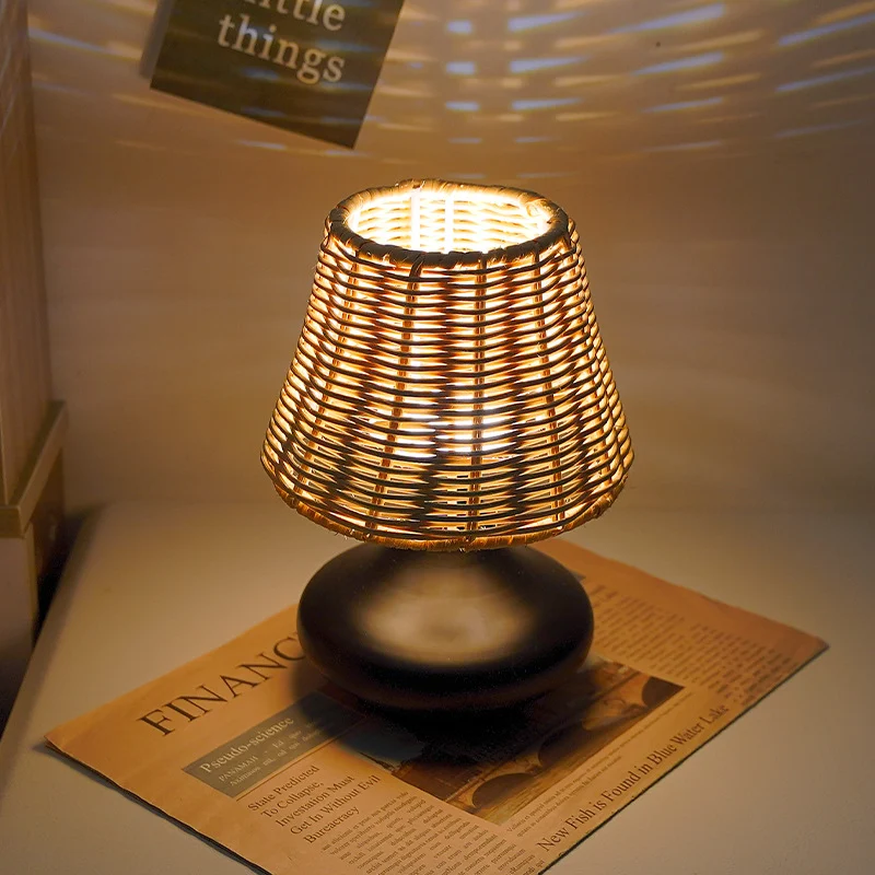 Lampe de chevet en bois de bambou style chinois ancien, crée une ambiance apaisante et élégante, parfaite pour chambres et décoration.