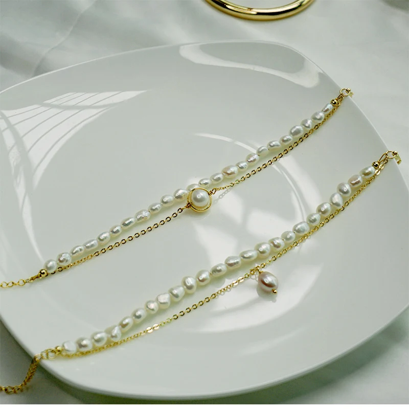 Bracciale donna a doppio strato con perle barocche d'acqua dolce. Semplicità e raffinatezza. Un accessorio elegante per completare il tuo look.