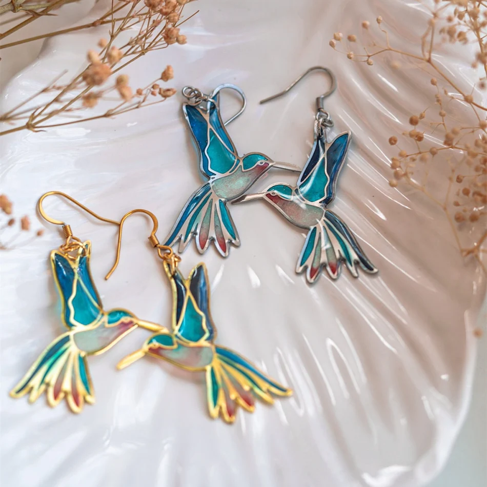 Modieuze vintage druppel oorbellen met kleurrijke geëmailleerde kolibries. Unieke sieraden voor dames, een perfect cadeau.