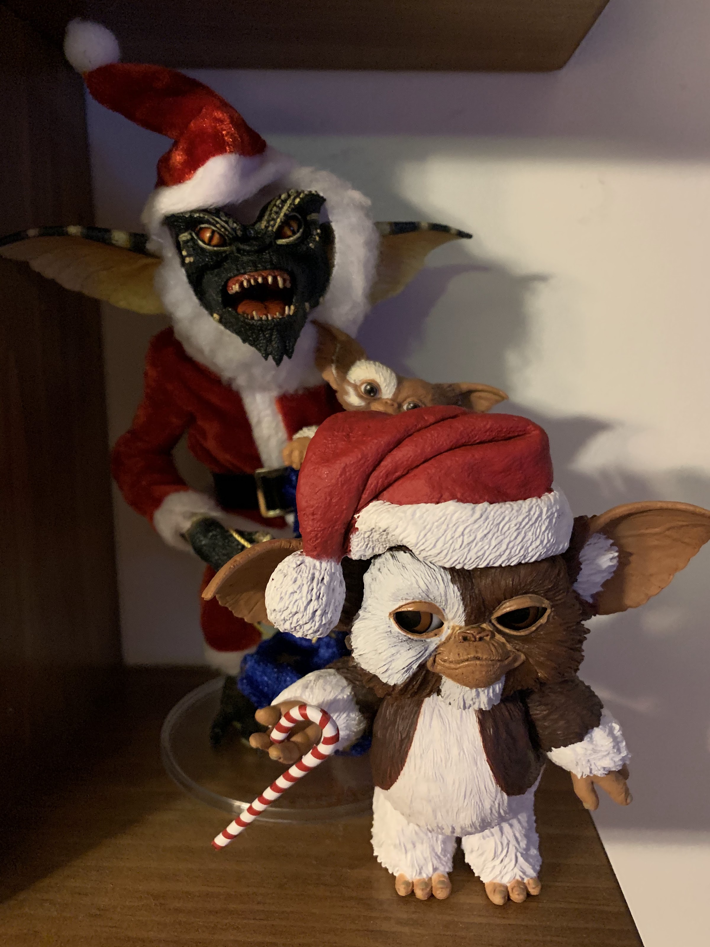 Neca Gremlins 13 Stylized Plush Holiday Gizmo With Santa Hat