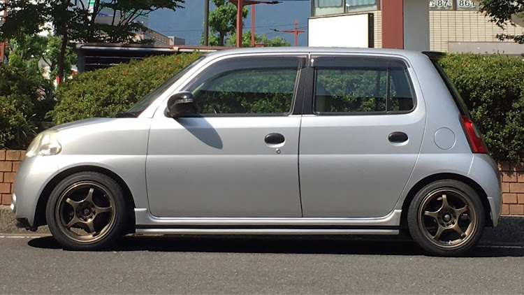 エッセのピラーブラックアウト・エッセと気の合う仲間たち・ホイール交換・ホイールに関するカスタム事例の投稿画像1枚目