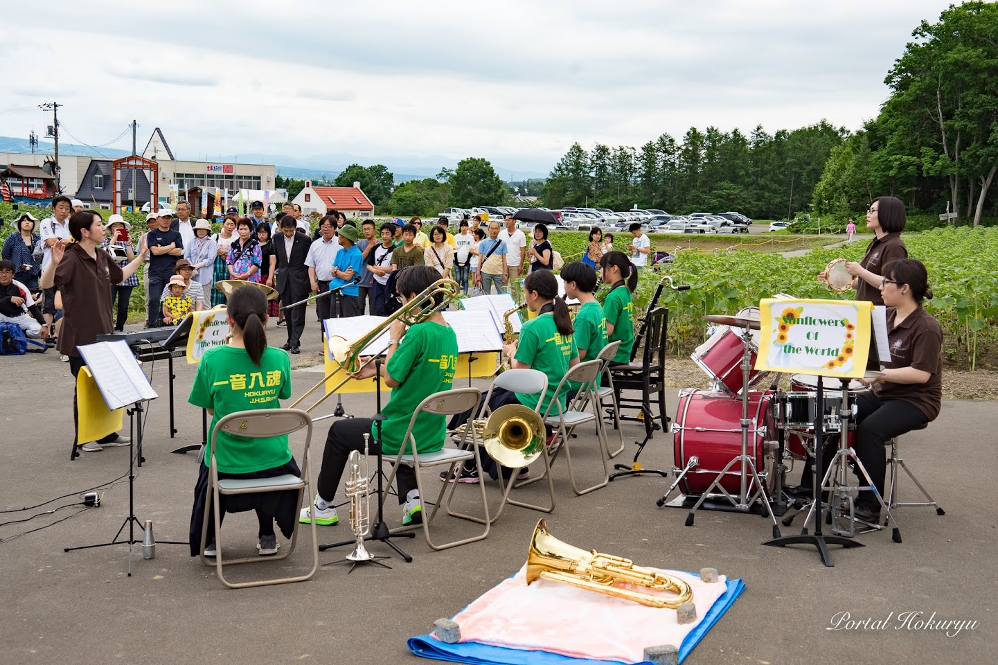 大勢の観客の前で