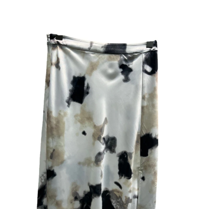 Jupe sirène évasée style chinois avec imprimé floral à l'encre, pour un look élégant et original. La coupe flatte la silhouette. Parfait pour toutes occasions.