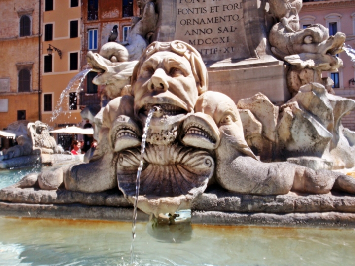 Particolare fontana del Pantheon di Lady_Danno