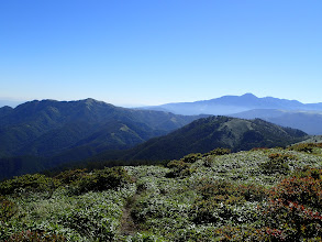 右手前が二ツ山、左奥は三峰山