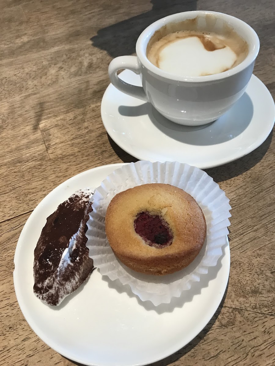 Cocoa-dusted chocolate chip merengue, Financier and capuccino