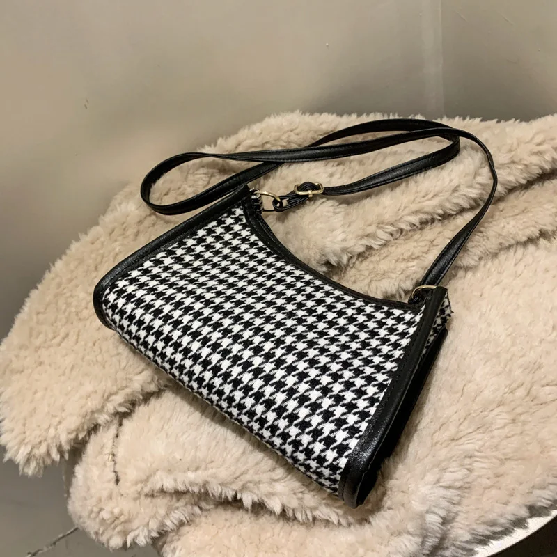Damen Umhängetasche mit Karomuster für Herbst und Winter. Vielseitig kombinierbar, stilvoller Look. Perfekt für jeden Anlass.