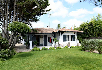 Maison avec piscine et terrasse 1