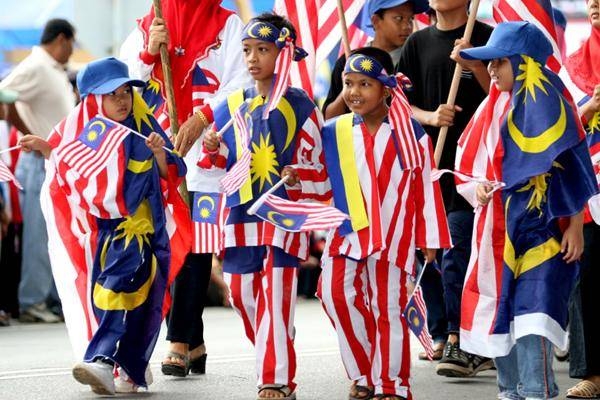 kanak-kanak berpakaian Jalur Gemilang sempena Hari Malaysia