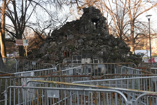 N1: Počelo uklanjanje Božićnog seoceta ispred Skupštine Srbije