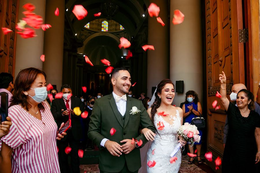 Fotografo di matrimoni Deyvid Flores Perez (9tpfp8k). Foto del 30 giugno 2022