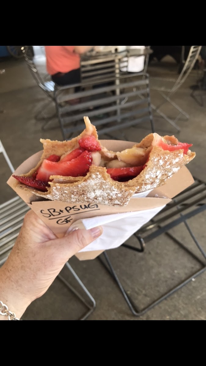 Yum!!  Strawberries, bananas & a bit of powdered sugar.