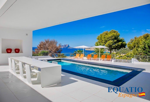 Villa avec piscine et jardin 1