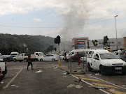 Chaotic scenes as people arrive in cars to loot the Makro in Springfield