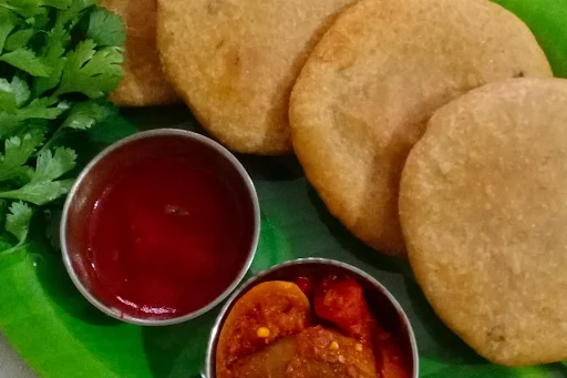 Aloo Ki Kachori [2 Pieces] With Sauce And Aachar