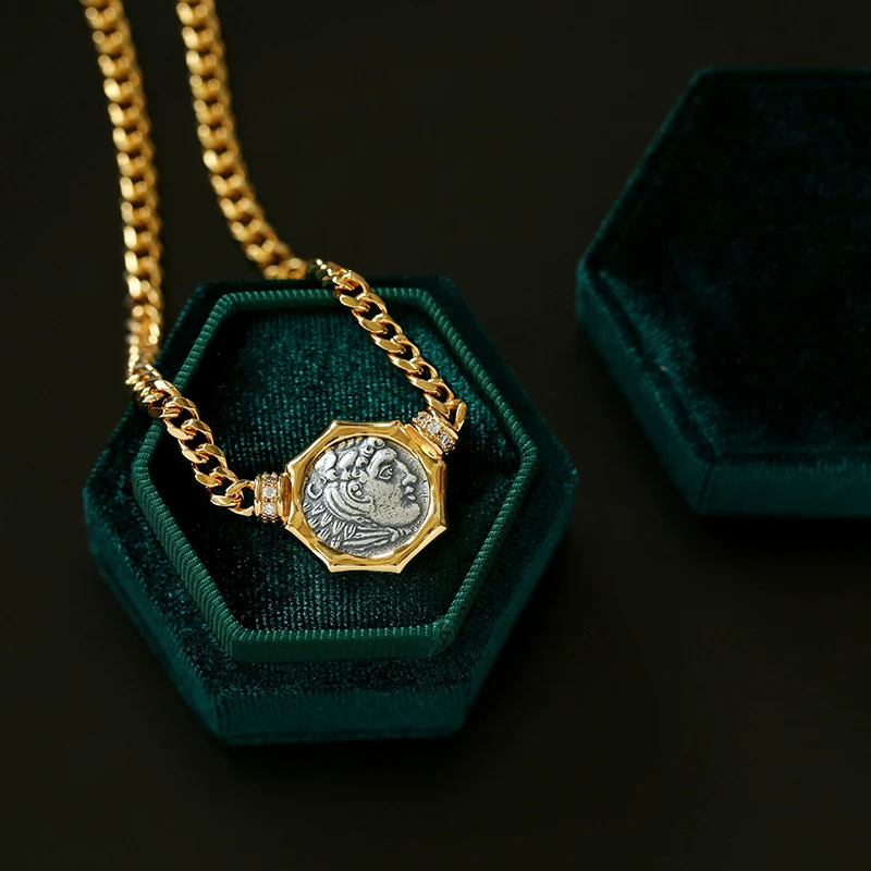 Damen Halskette mit antiker silberner Münze, schlichtes Design mit Charakter. Einzigartiger Schmuck, ideal als Geschenk oder für den Alltag.