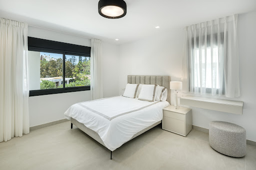 Villa with pool and garden 5