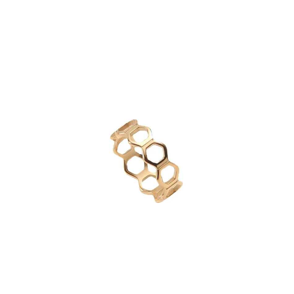 Bague Nid d'Abeille Creuse en Acier Titane Plaqué Or 18K. Un bijou élégant et tendance pour femmes. Résistant, durable et parfait pour toutes occasions.