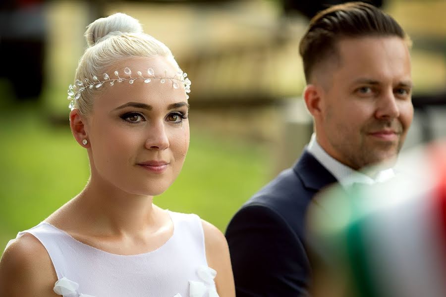 Fotógrafo de casamento Zoltán László (eskuvofotophilip). Foto de 3 de março 2019