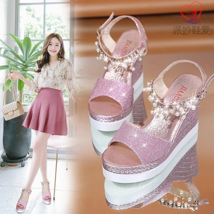 Vrouwelijke hoge hakken met strass, effen kleur. Voeg elegantie toe aan je outfit en straal in deze stijlvolle pumps.