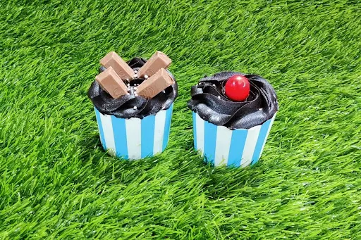 Chocolate Cupcake [1 Piece] With Chocolate KitKat Cupcake [1 Piece]