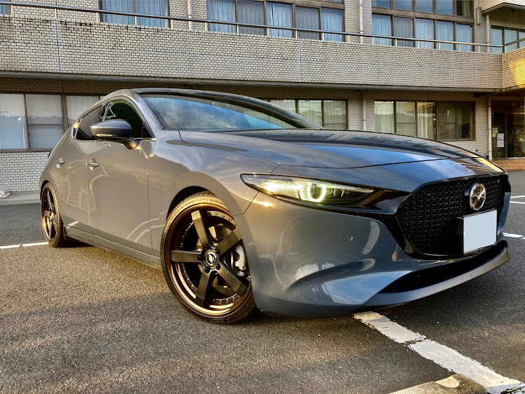 MAZDA3の洗車が趣味・村用をこなす・ワークジーストST2・右斜め前写真展・左斜め前写真展に関するカスタム事例の投稿画像1枚目
