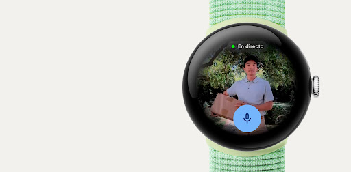 Pantalla de Google Pixel Watch 3 con el feed de una cámara Nest que muestra a una persona en una puerta principal.
