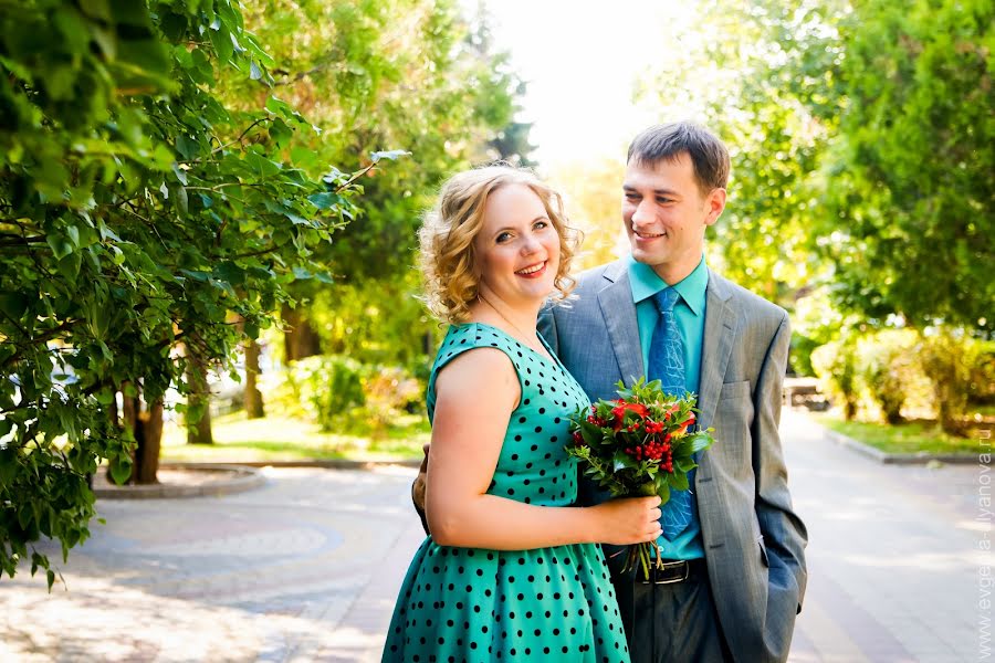 Fotógrafo de casamento Evgeniya Ulyanova (honeyrnd). Foto de 26 de dezembro 2014