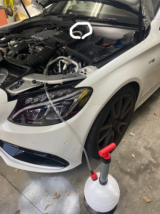 Cクラスのエンジンオイル交換・AMG C43・ＤＩＹって楽しい・スノコオイル・スノコブリルに関するカスタム事例の投稿画像5枚目