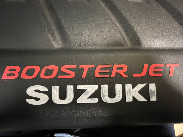 スイフトスポーツの塗装DIY・エンジンカバー塗装・zc33sに関するカスタム事例の投稿画像2枚目