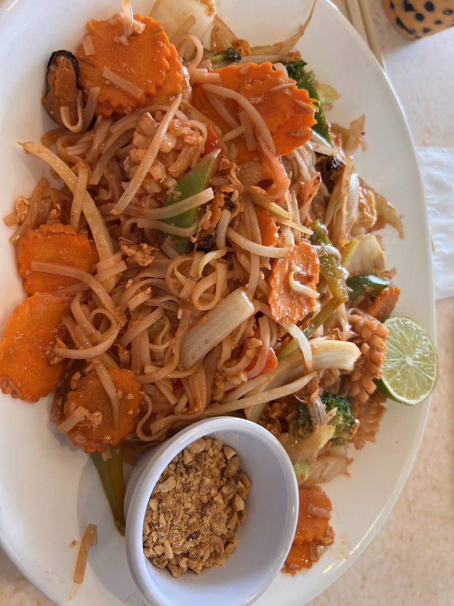 Seafood pad thai