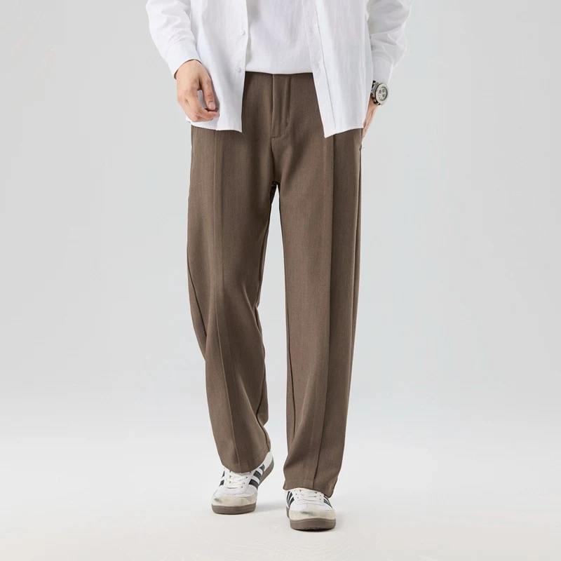 Pantalon de costume drapé style américain. L'élégance redéfinie. Coupe flatteuse, tissu de qualité supérieure pour un tombé impeccable. Idéal pour un look sophistiqué.