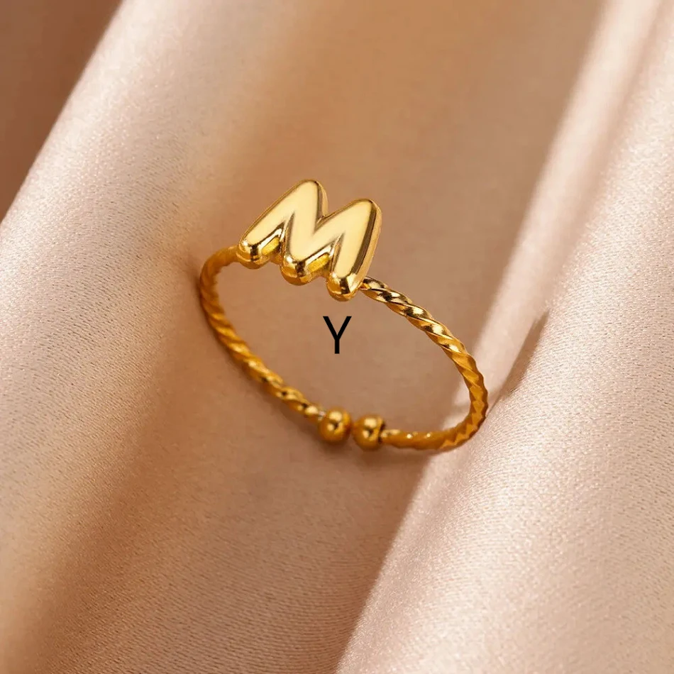 Anel com 26 Letras Inglesas em Aço Inoxidável Banhado a Ouro 18K. Expresse-se com este anel elegante e personalizado, ideal para qualquer pessoa.