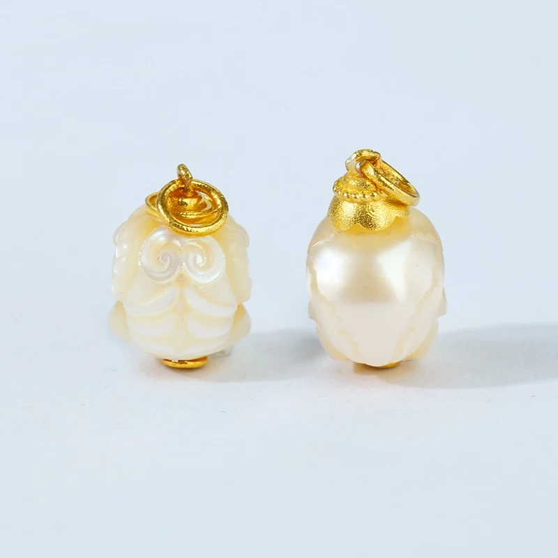 Pingente de crânio de pássaro Dapeng com concha de pérola incrustada em ouro 18K. Adicione um toque de sofisticação e exclusividade ao seu visual.