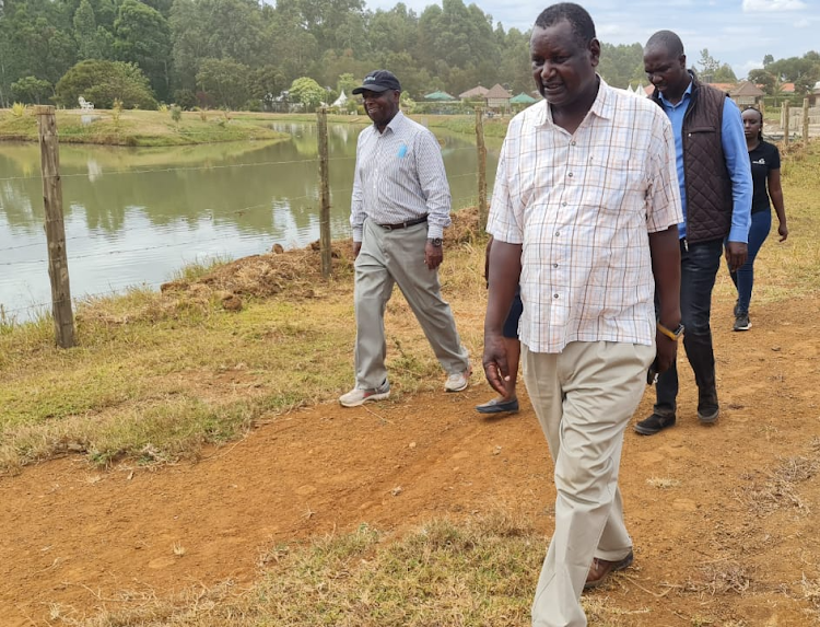 David Letting (C) with Athletics Kenya President Jackson Tuwei (L) and AK Central Rift chairman Abraham Mutai.