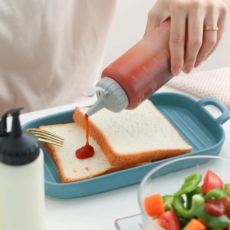 Frasco Squeeze para geleia com balança. Ideal para molho de tomate e salada. Facilita a aplicação e mede com precisão. Perfeito para a cozinha!