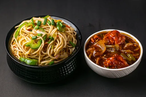 Veg Hakka Noodles With Chilli Chicken [4 Pieces]