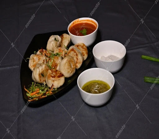 Pan Fried Chilli Chicken Momos [12 Pieces]