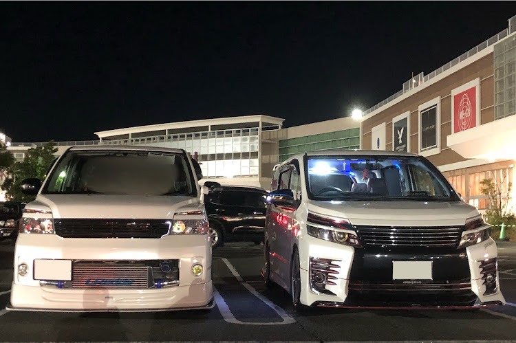 ヴォクシーのDIY・念願のコラボ・夜は寒いね・派手派手仕様進行中に関するカスタム事例の投稿画像1枚目