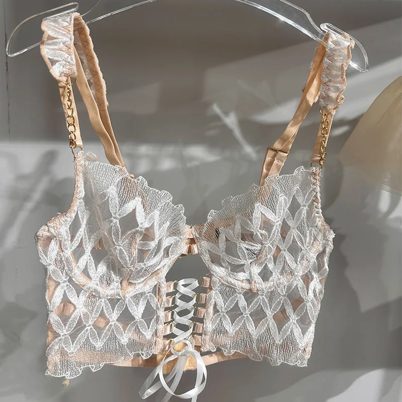 Sexy ondergoed met cut-outs, veters en borduursel voor dames. Geef je look een boost met dit verleidelijke en stijlvolle lingeriesetje.
