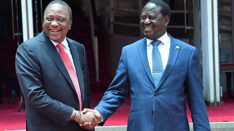 Hatua ya Rais Kenyatta (kushoto) na aliyekuwa hasimu wake Odinga (Kulia) kupeana mikono, kumekuwa mwanzo wa mtikisiko wa siasa za Ruto kwenye Ikulu