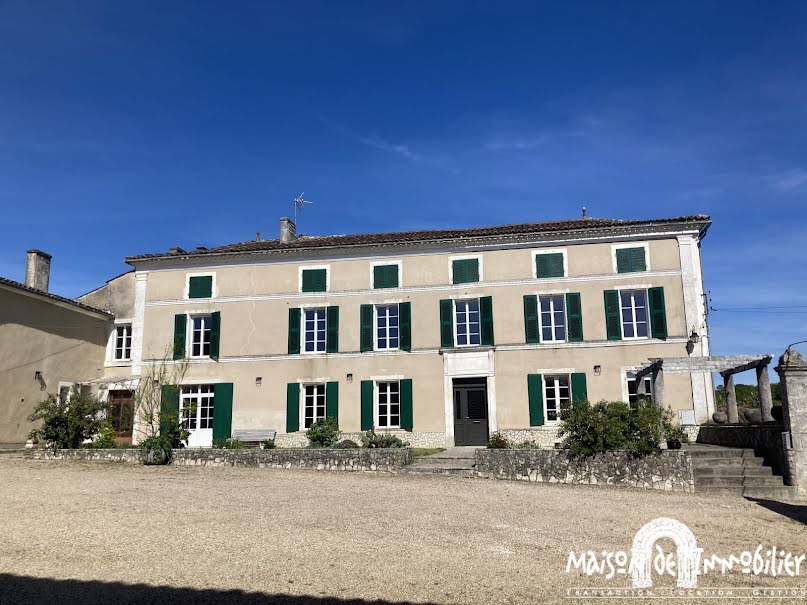 Location  maison 5 pièces 245 m² à Val-de-Cognac (16370), 1 236 €