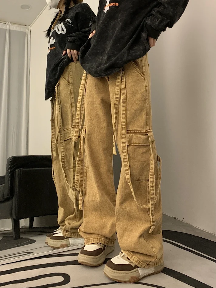 Overoles morados retro con tiras largas, pantalones rectos, estilo vintage para un look moderno y cómodo, ideales para cualquier ocasión.