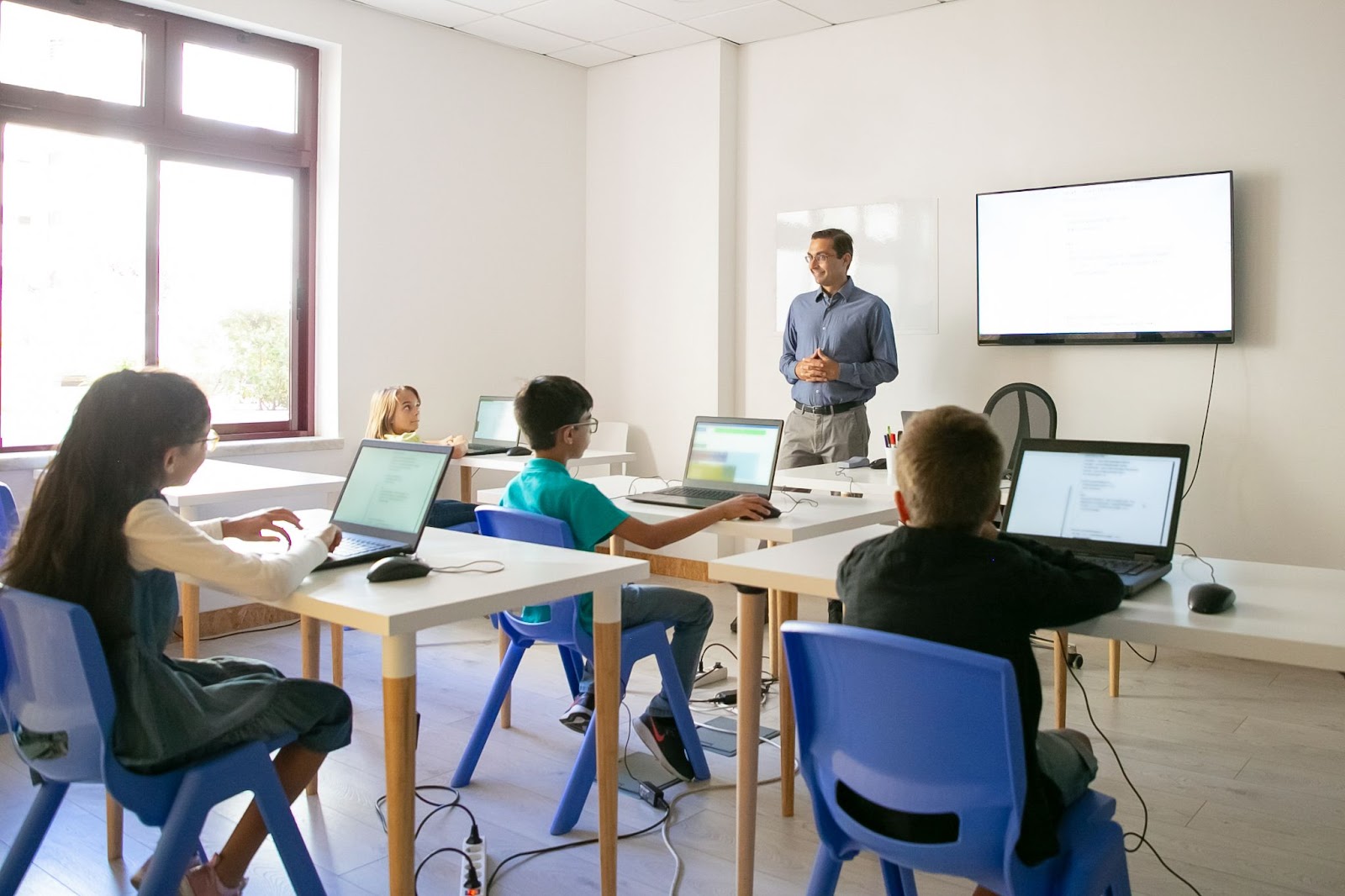 5 ideias para usar a tecnologia na sala de aula - Colégio Raízes