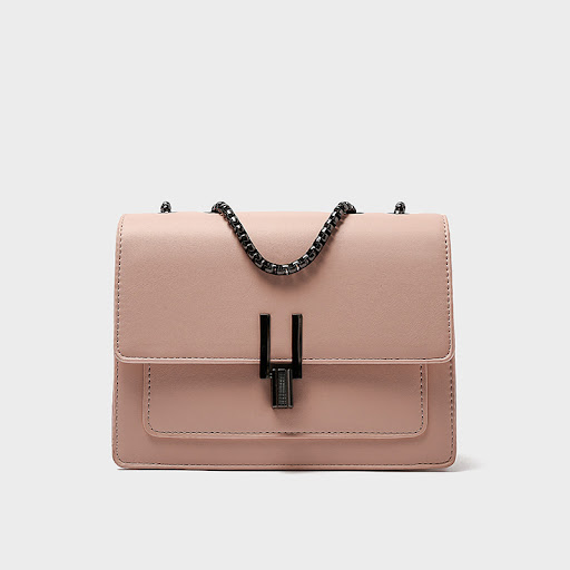 Title 5, Chain shoulder bag designed for everyday elegan...