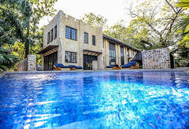 Villa with pool and garden 17